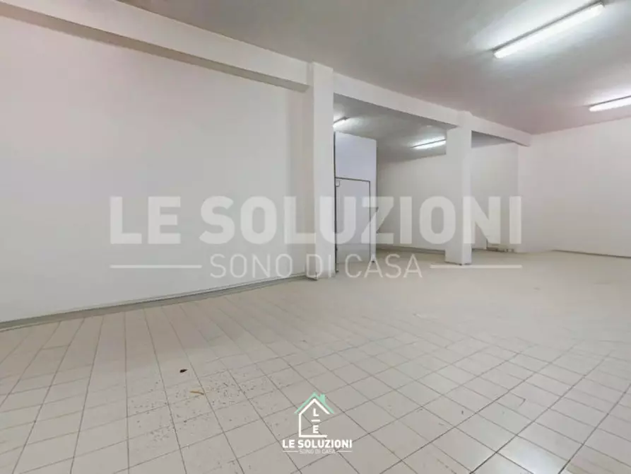 Immagine 5 di Magazzino in vendita  in via  viterbo a Noci