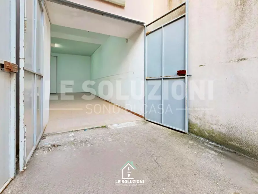 Immagine 6 di Magazzino in vendita  in via  viterbo a Noci