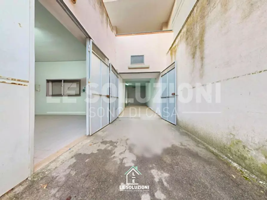 Immagine 7 di Magazzino in vendita  in via  viterbo a Noci