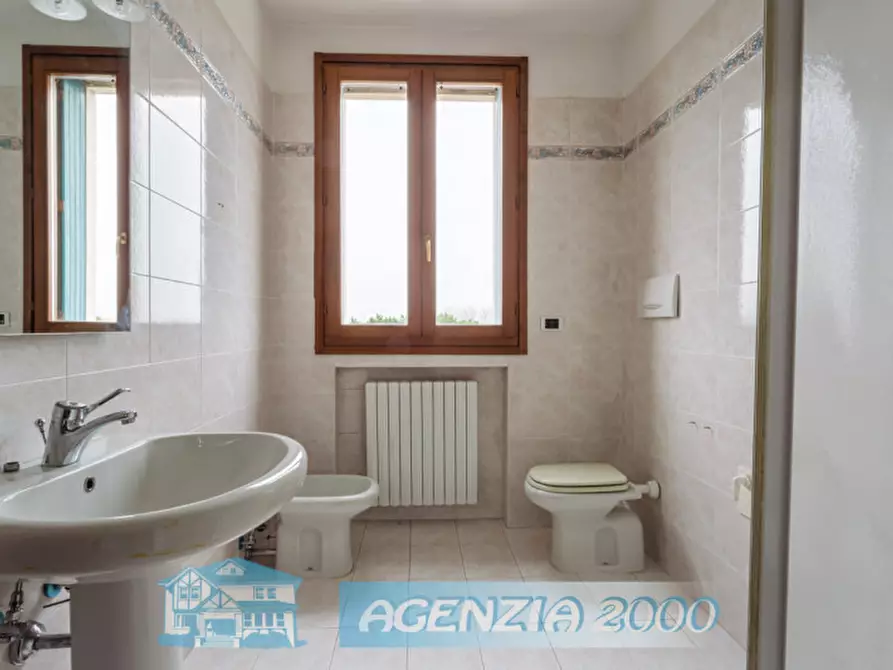 Immagine 25 di Appartamento in vendita  in Via Roma 102 a Due Carrare