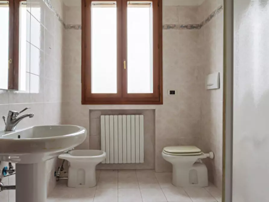 Immagine 27 di Appartamento in vendita  in Via Roma 102 a Due Carrare