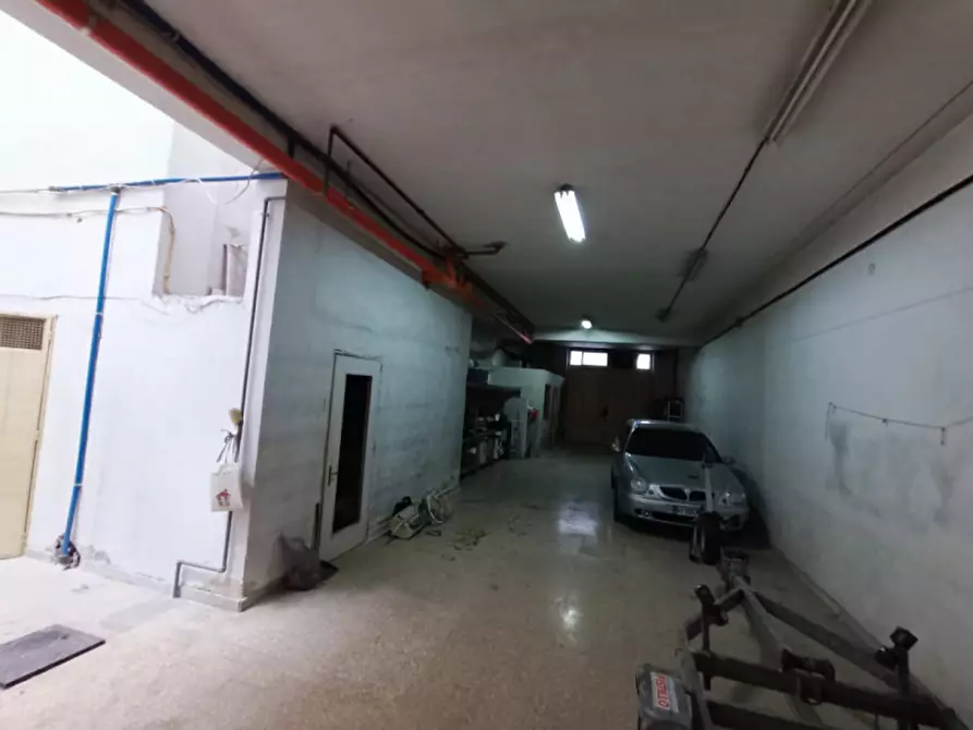 Immagine 2 di Garage in vendita  in Via Giulio Natta, 27 a Andria