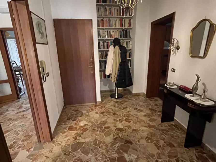 Immagine 2 di Palazzo in vendita  a Suzzara