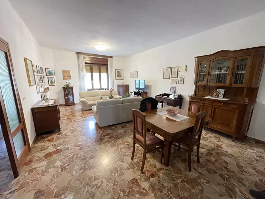 Immagine 3 di Palazzo in vendita  a Suzzara