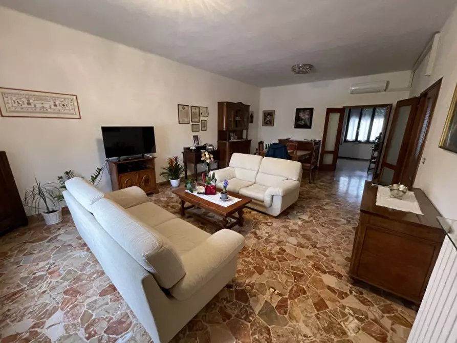 Immagine 4 di Palazzo in vendita  a Suzzara