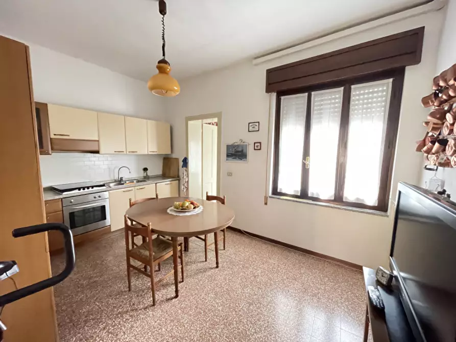 Immagine 5 di Palazzo in vendita  a Suzzara