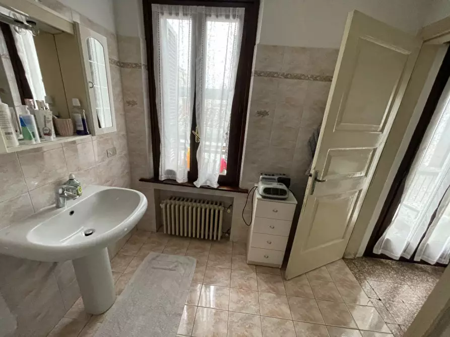 Immagine 9 di Palazzo in vendita  a Suzzara