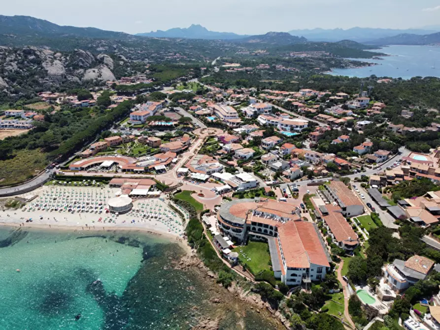 Immagine 1 di Negozio in vendita  in Via D. Gentili a Arzachena