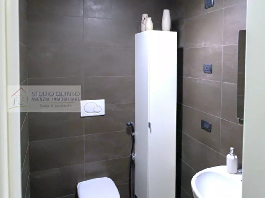 Immagine 10 di Negozio in vendita  a Treviso