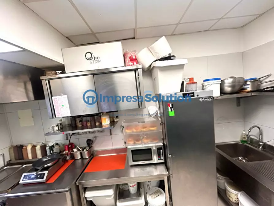 Immagine 13 di Attività commerciale in affitto  in Via Giovanni Merliani a Napoli