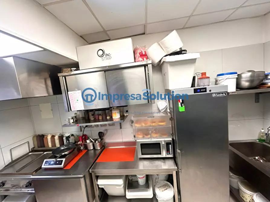 Immagine 15 di Attività commerciale in affitto  in Via Giovanni Merliani a Napoli