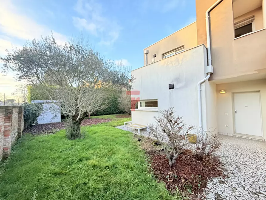 Immagine 1 di Casa trifamiliare in vendita  in Via Normandia a Padova