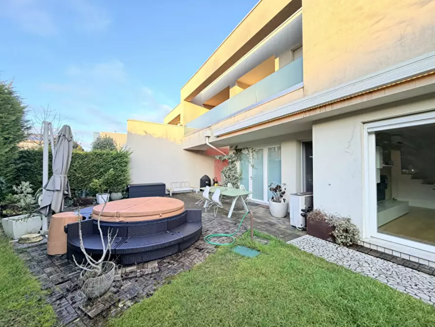 Immagine 2 di Casa trifamiliare in vendita  in Via Normandia a Padova