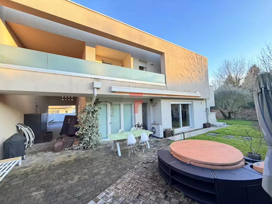 Immagine 3 di Casa trifamiliare in vendita  in Via Normandia a Padova