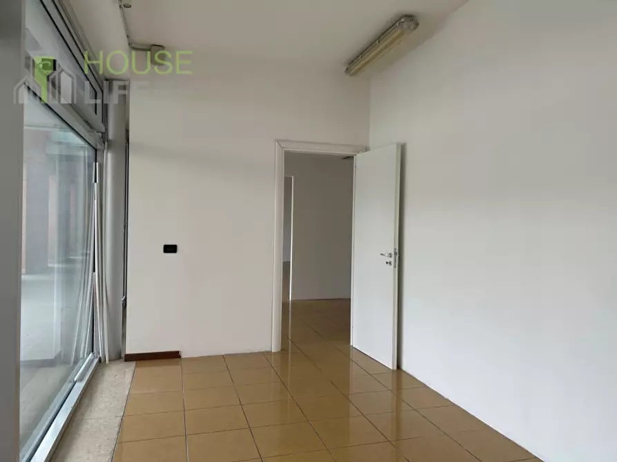 Immagine 1 di Negozio in affitto  in Via dei Boldù a Schio