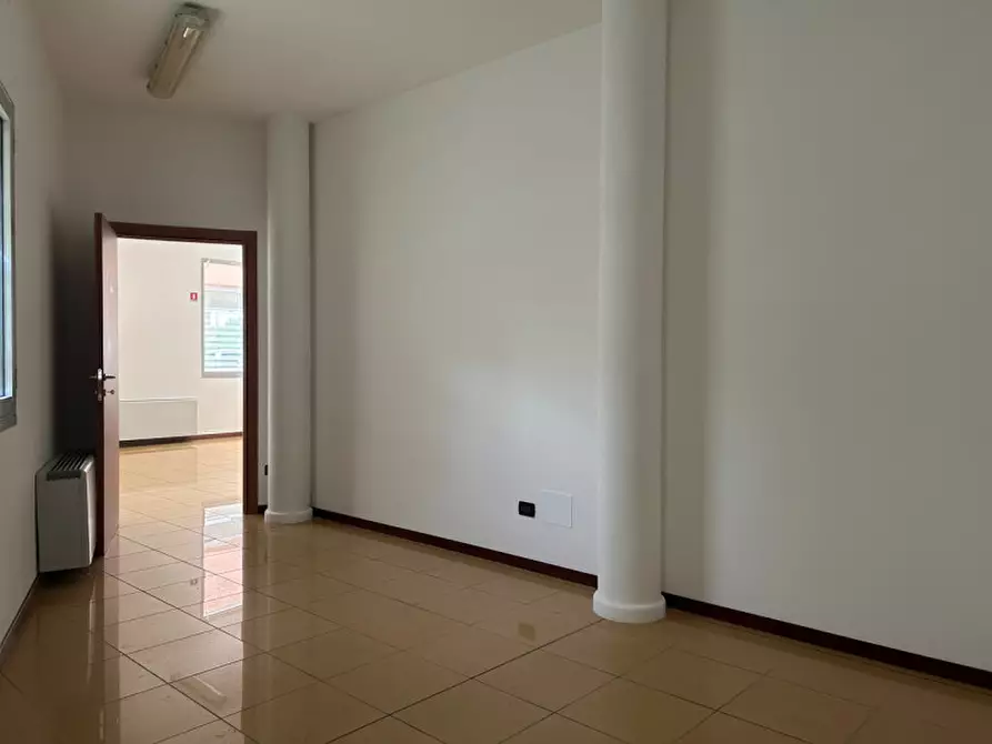 Immagine 15 di Negozio in affitto  in Via dei Boldù a Schio