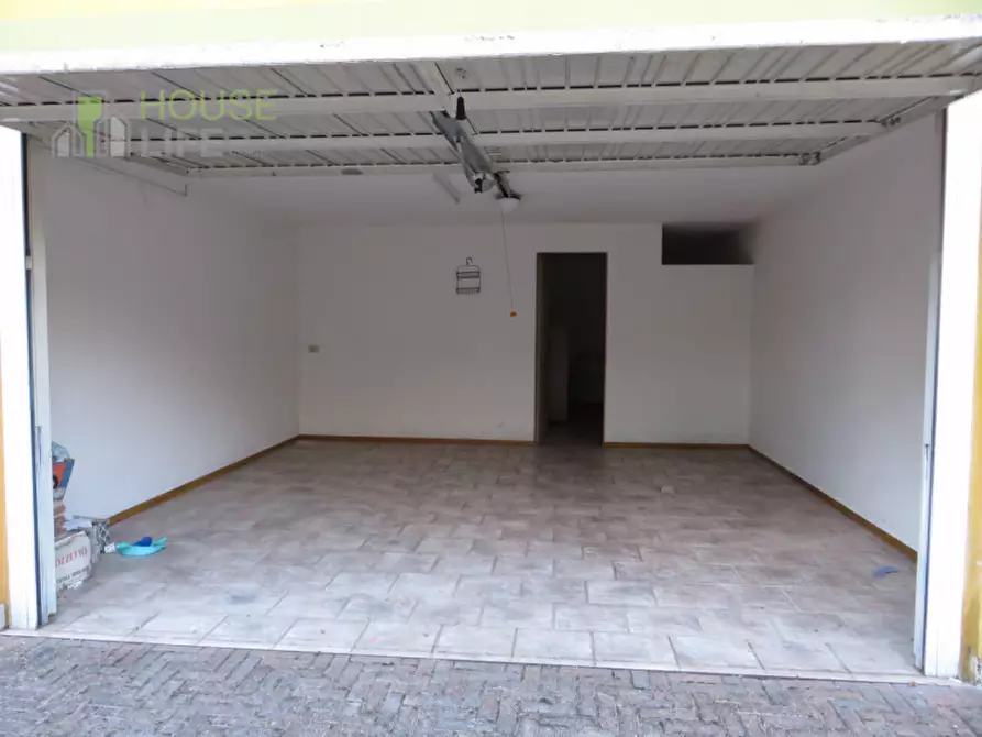 Immagine 1 di Garage in vendita  in Via Pasubio a Schio