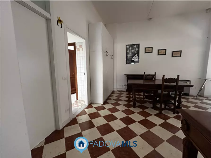 Immagine 6 di Negozio in vendita  a Padova