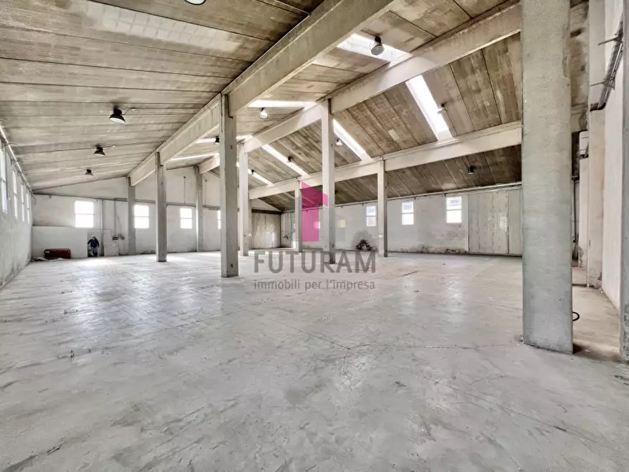 Immagine 7 di Capannone industriale in affitto  a Vicenza
