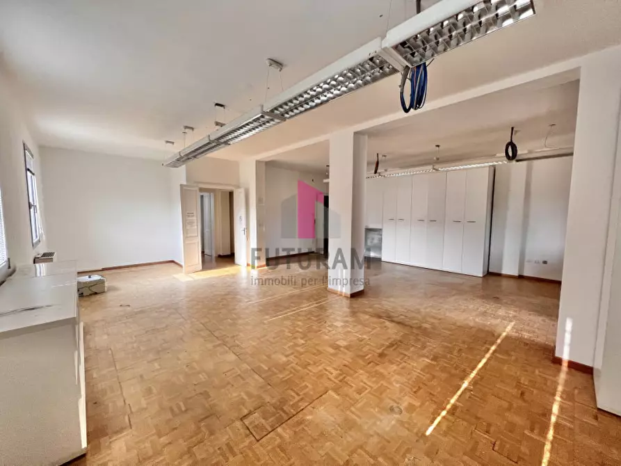 Immagine 14 di Capannone industriale in affitto  a Vicenza