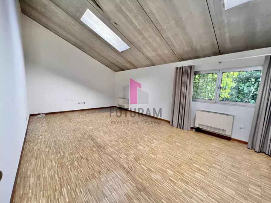 Immagine 18 di Capannone industriale in affitto  a Vicenza