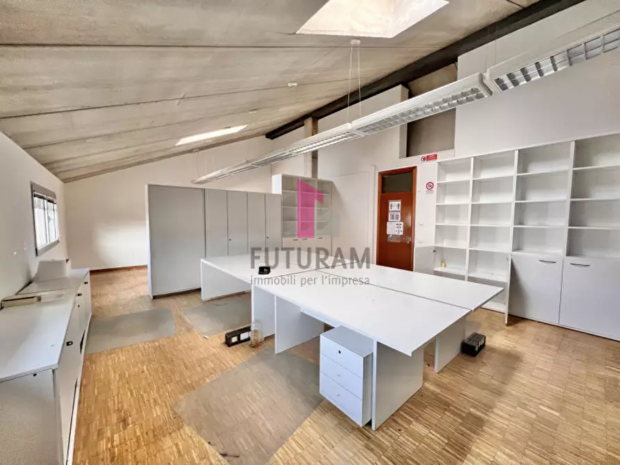 Immagine 19 di Capannone industriale in affitto  a Vicenza