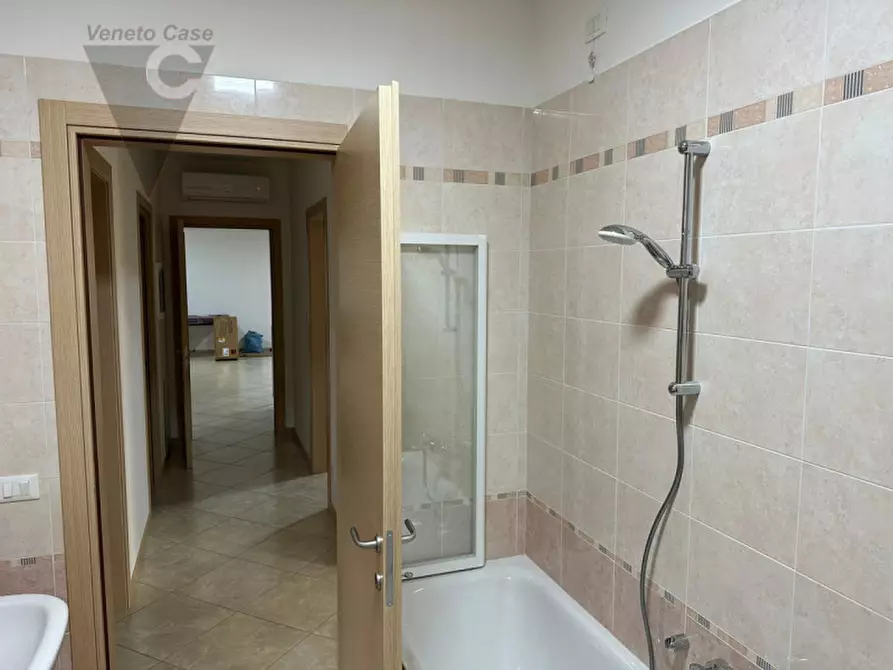 Immagine 11 di Camera in affitto  a Legnaro