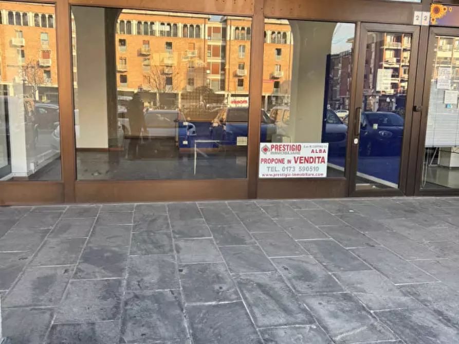 Immagine 1 di Negozio in vendita  in Piazza Cristo Re 3 a Alba