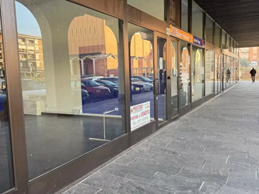 Immagine 2 di Negozio in vendita  in Piazza Cristo Re 3 a Alba