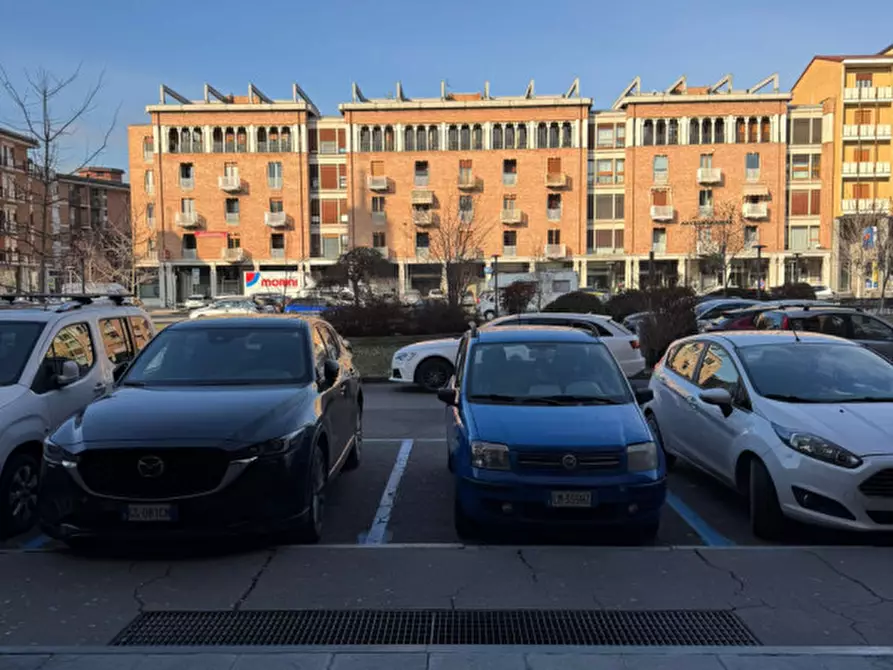 Immagine 5 di Negozio in vendita  in Piazza Cristo Re 3 a Alba