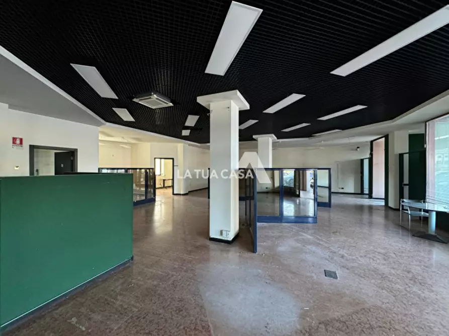 Immagine 2 di Negozio in affitto  a Villafranca Di Verona