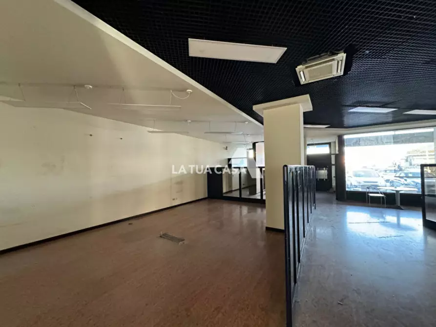 Immagine 4 di Negozio in affitto  a Villafranca Di Verona