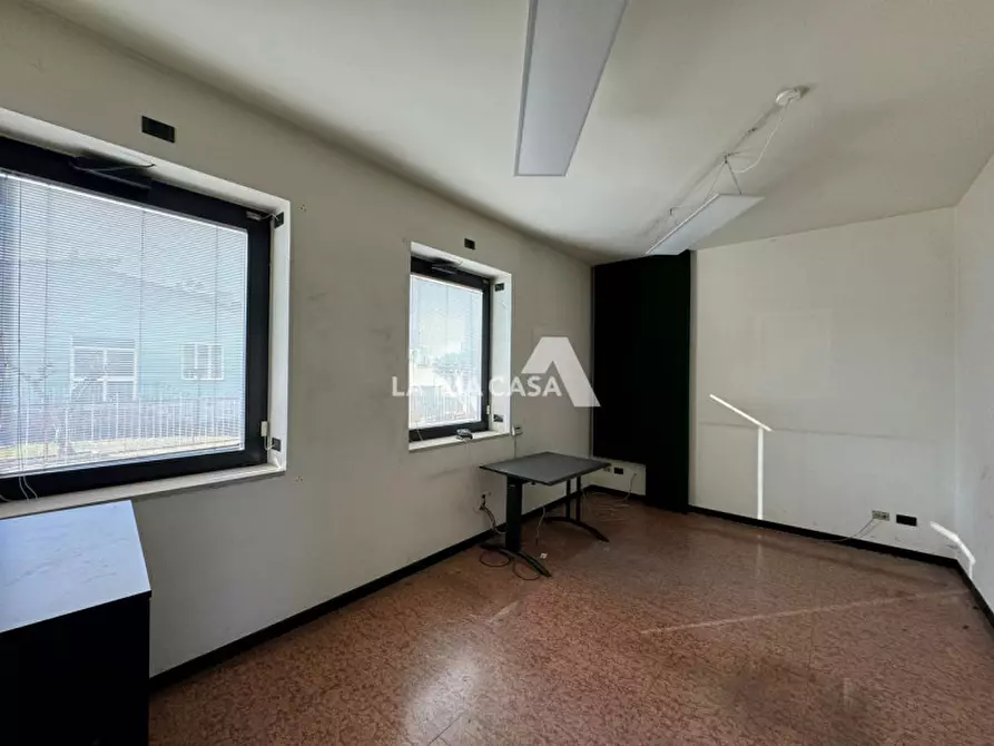 Immagine 7 di Negozio in affitto  a Villafranca Di Verona