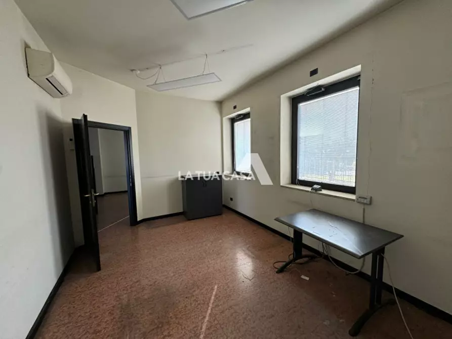 Immagine 8 di Negozio in affitto  a Villafranca Di Verona