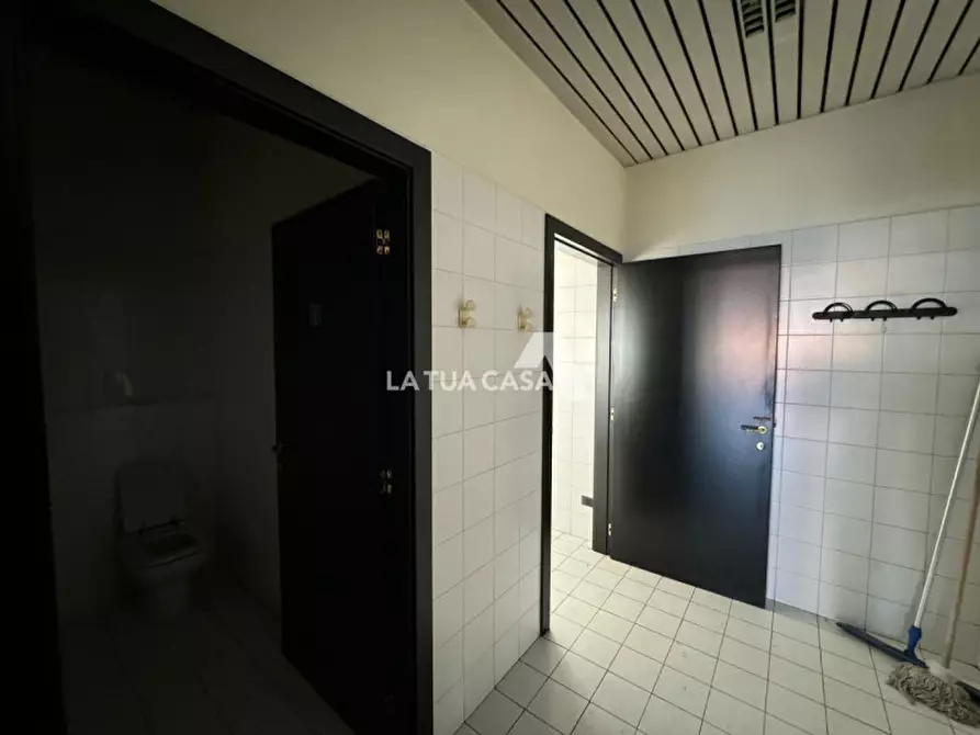 Immagine 11 di Negozio in affitto  a Villafranca Di Verona