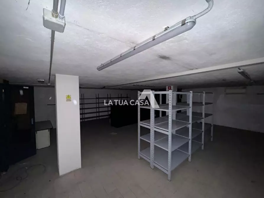 Immagine 13 di Negozio in affitto  a Villafranca Di Verona