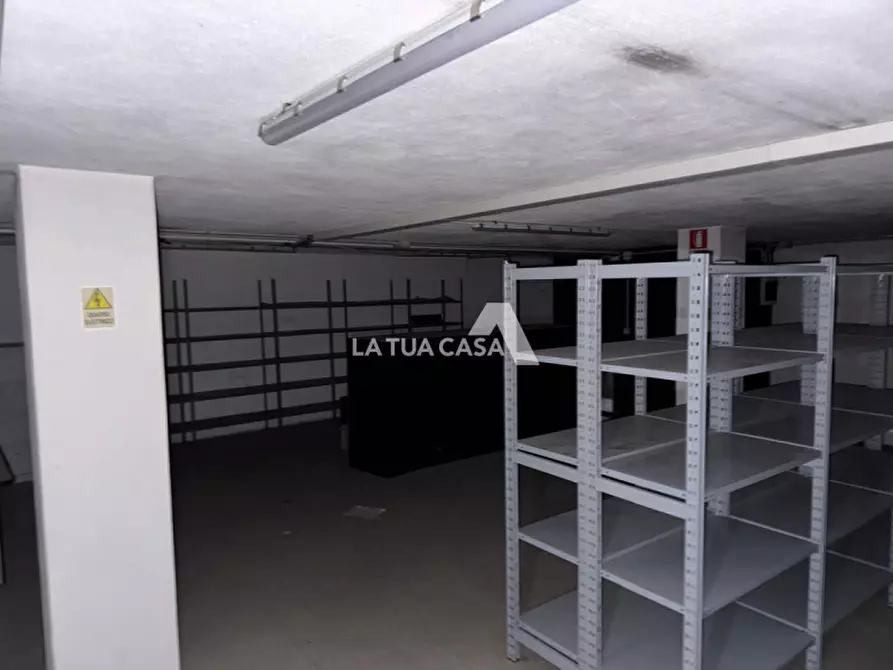 Immagine 14 di Negozio in affitto  a Villafranca Di Verona