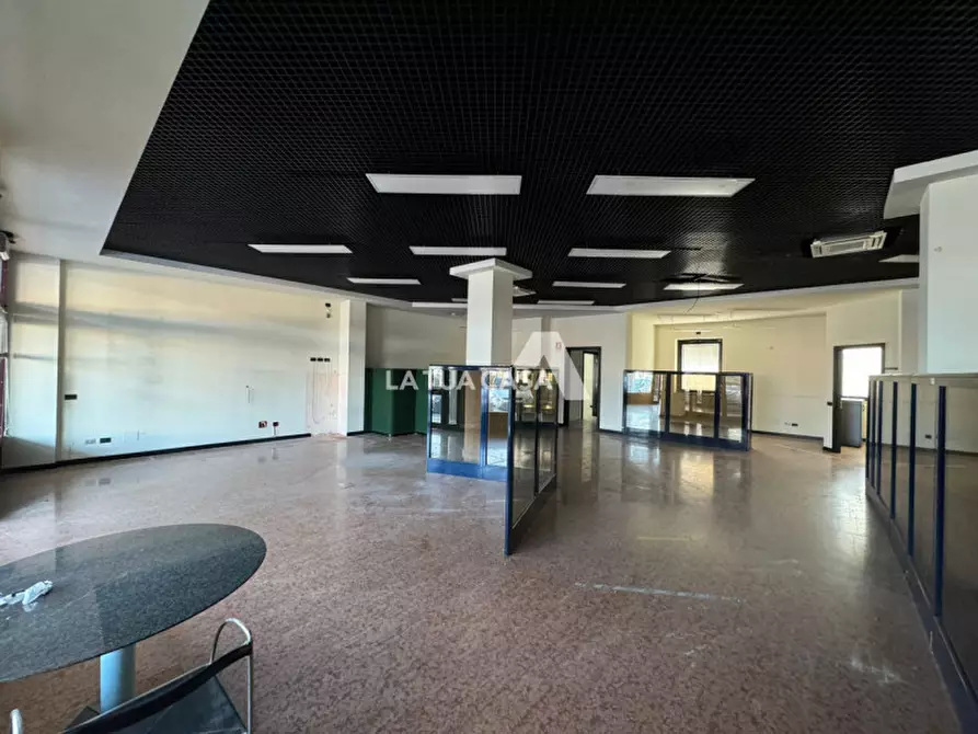 Immagine 5 di Negozio in vendita  a Villafranca Di Verona