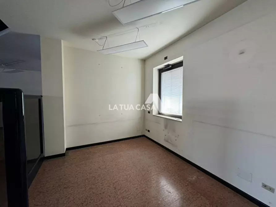 Immagine 9 di Negozio in vendita  a Villafranca Di Verona