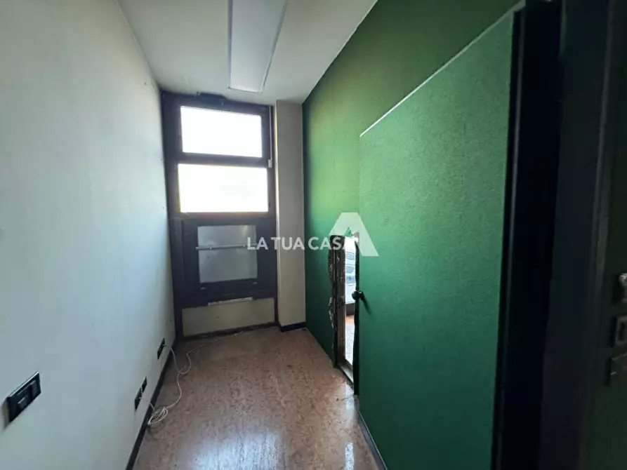 Immagine 10 di Negozio in vendita  a Villafranca Di Verona