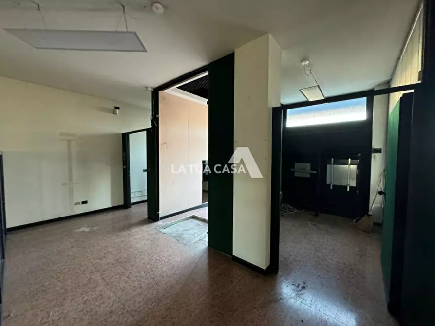 Immagine 12 di Negozio in vendita  a Villafranca Di Verona