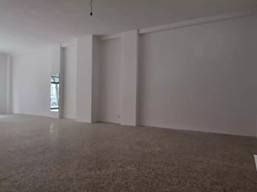 Immagine 1 di Negozio in vendita  in Via Ludovico Ariosto 55 a Lecce