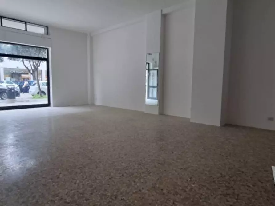 Immagine 3 di Negozio in vendita  in Via Ludovico Ariosto 55 a Lecce