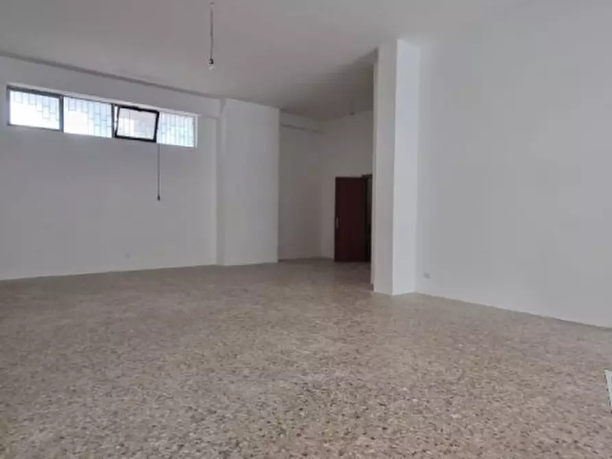 Immagine 5 di Negozio in vendita  in Via Ludovico Ariosto 55 a Lecce