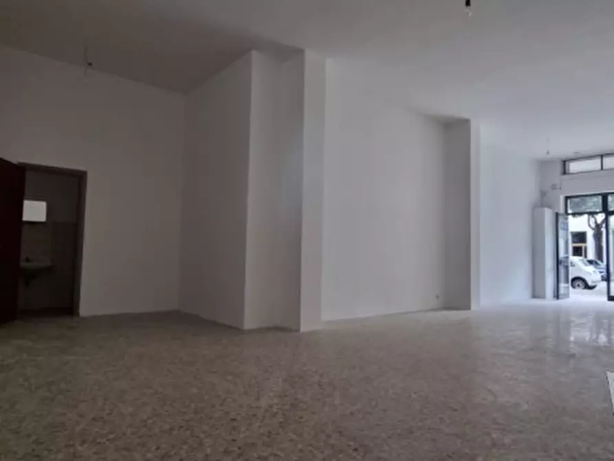 Immagine 6 di Negozio in vendita  in Via Ludovico Ariosto 55 a Lecce