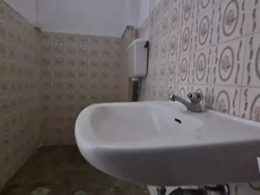 Immagine 10 di Negozio in vendita  in Via Ludovico Ariosto 55 a Lecce