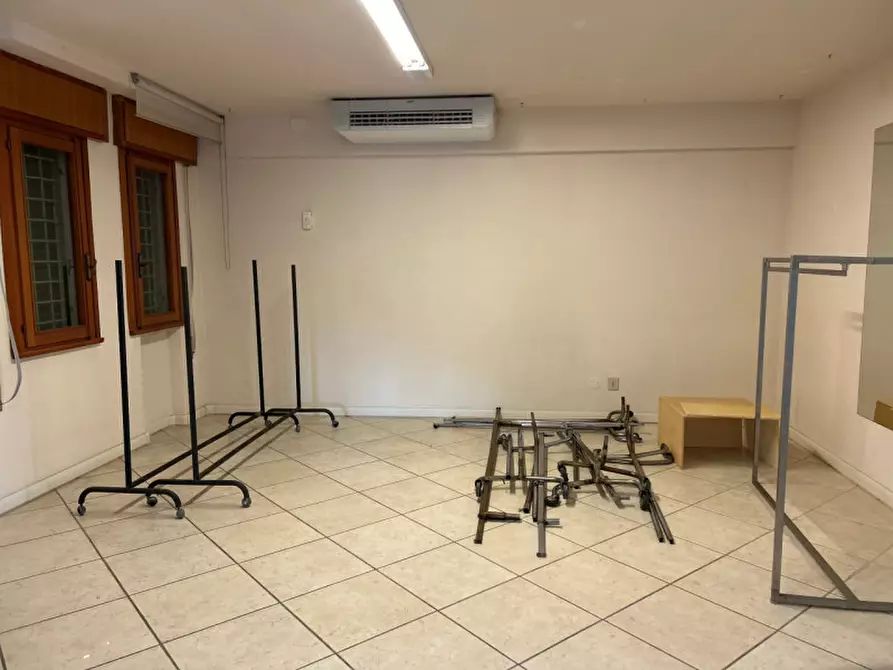 Immagine 3 di Negozio in affitto  in via conselvana a Masera' Di Padova