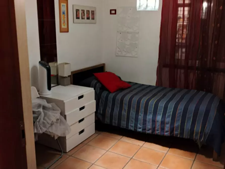 Immagine 10 di Camera in affitto  in via Foria 136 a Napoli