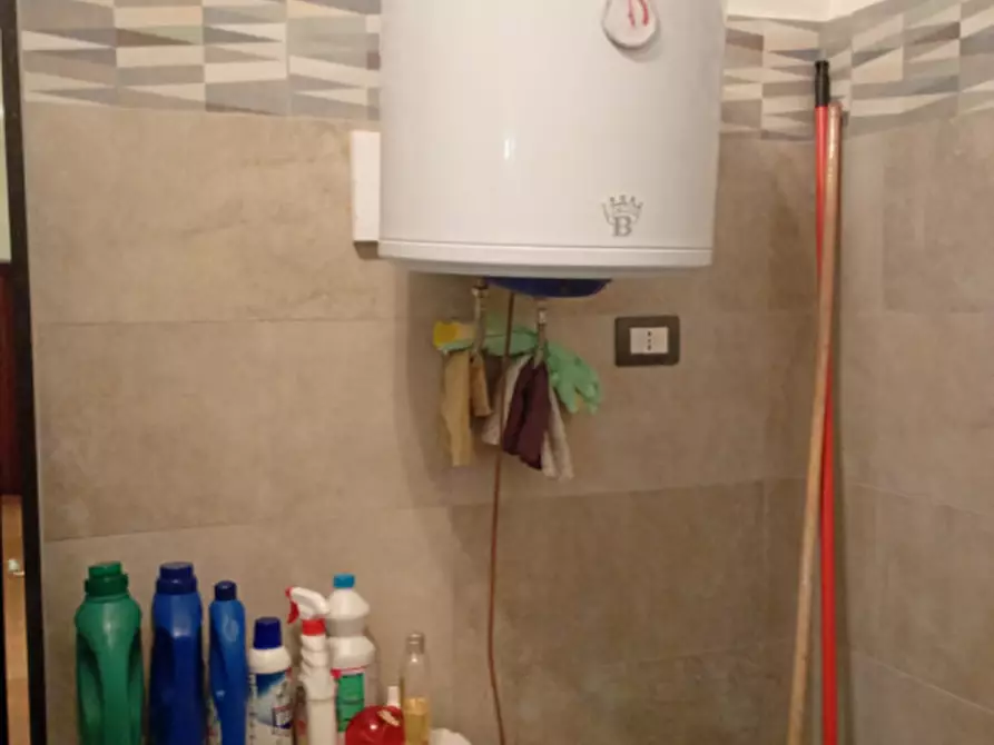 Immagine 33 di Camera in affitto  in via Foria 185 a Napoli