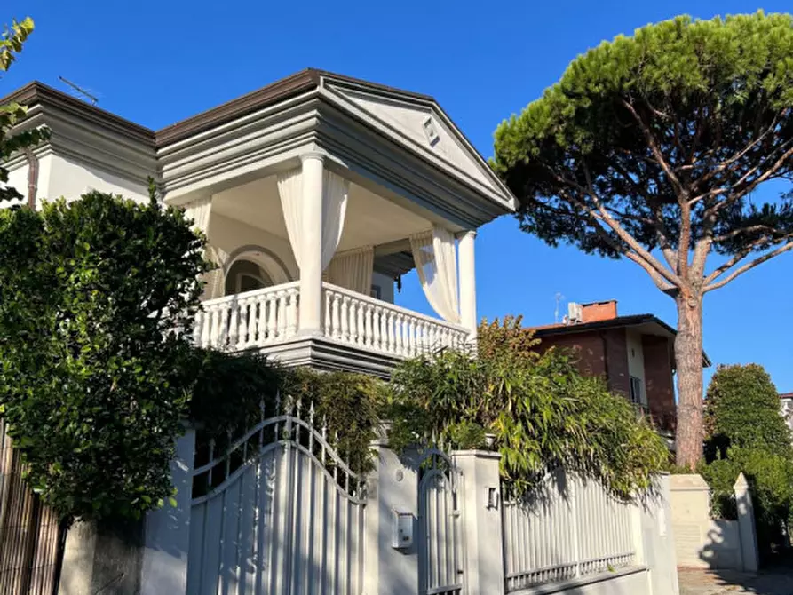 Immagine 2 di Villa in vendita  in Via Scassi Carli a Forte Dei Marmi